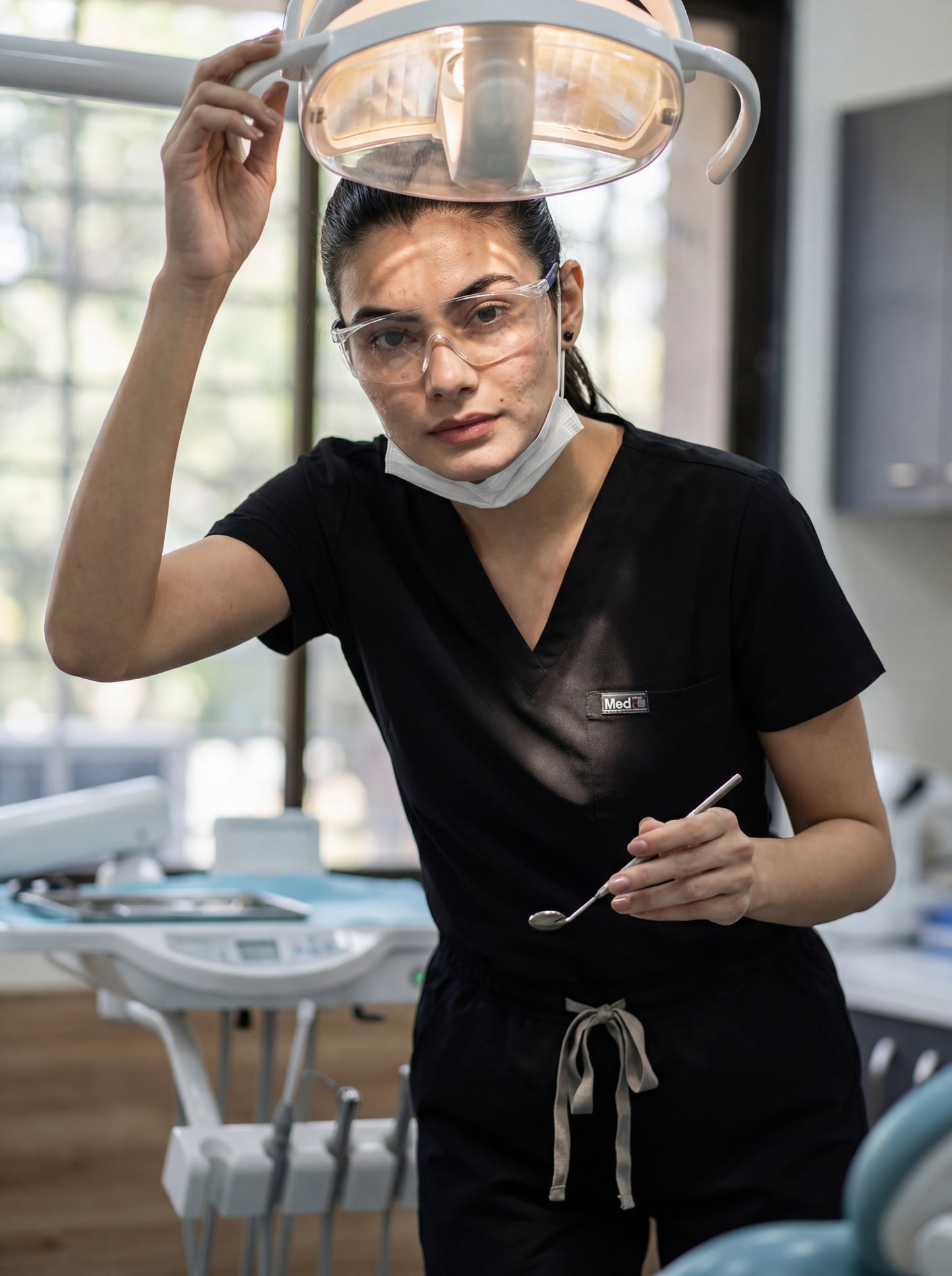 بدلة طبية كلاسيكية ببنطال مستقيم - (أسود) (نسائي)