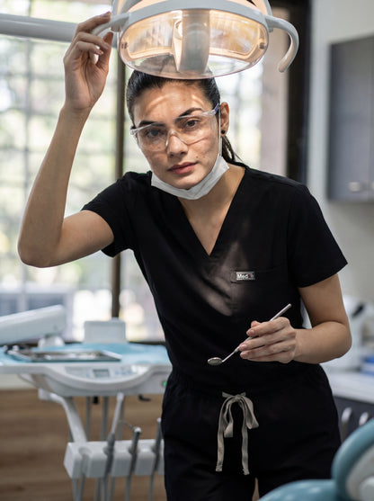 بدلة طبية كلاسيكية ببنطال مستقيم - (أسود) (نسائي)